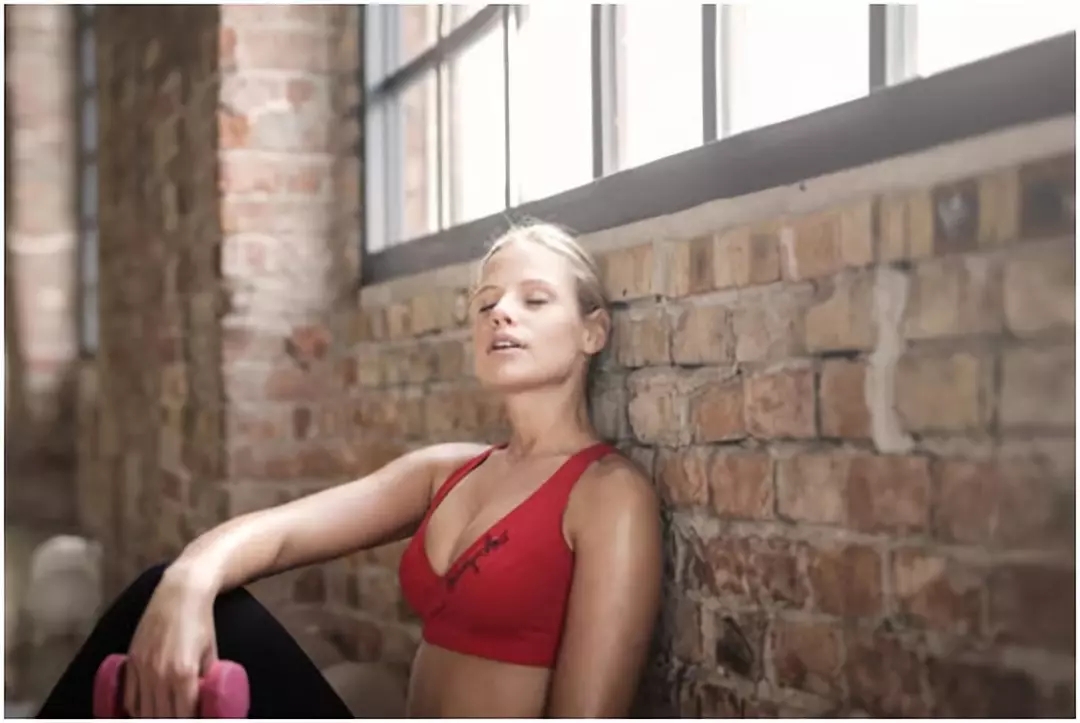 抽筋了怎么办两个动作缓解抽筋痛,频繁抽筋的原因和治疗方法