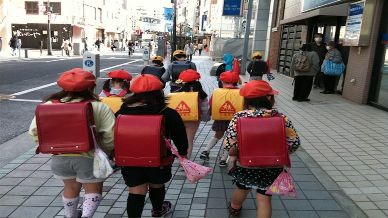 为什么日本小孩可以自己去上学,日本小学生为什么一个人去上学