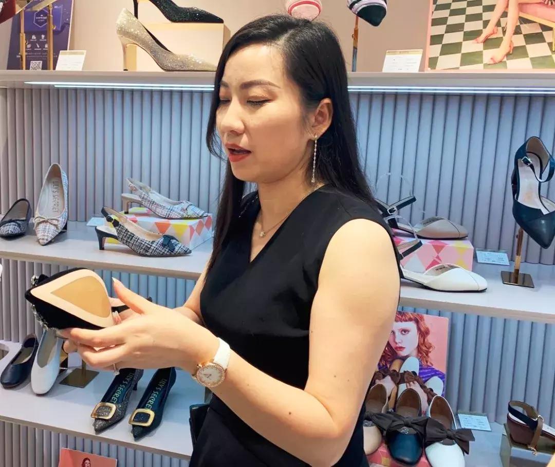 百丽女鞋这个品牌什么档次,百丽与达芙妮哪个品牌更好