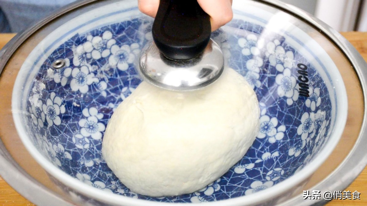 油饼这样做又软又蓬松,和面的比例很关键,放半个月都不会硬