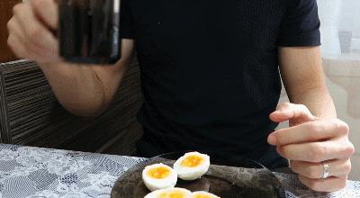 小哥为减肥只吃鸡蛋，苹果，绿茶，看他3天后的体重变化