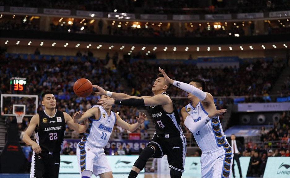 哈德森打裁判视频,慢镜头回放韩德君与威姆斯打架