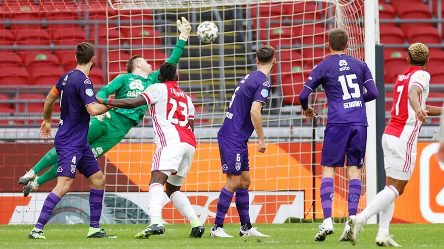 1-4惨败没想到欧冠6冠王开局血崩,3-221分钟逆转欧冠六冠王复苏