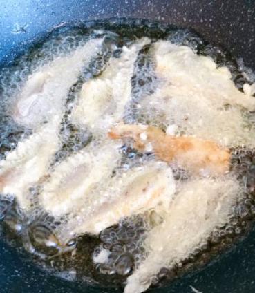 油炸鱼怎样把鱼刺炸酥,脆皮鱼怎样才能把鱼刺炸酥