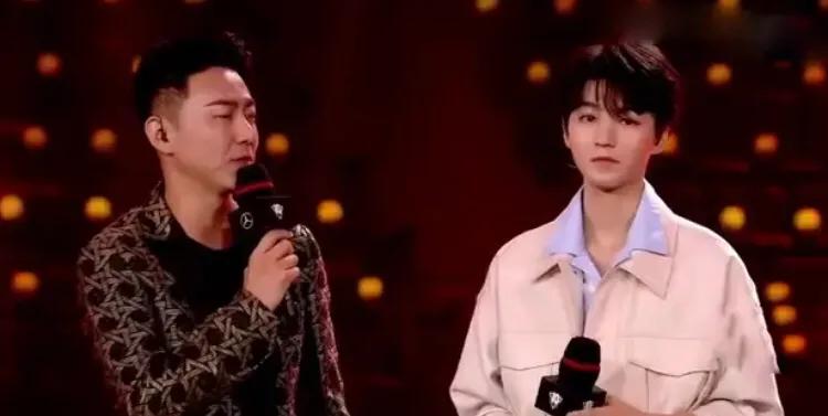 英雄联盟十周年王俊凯angelababy,十周年英雄联盟开幕式直播王俊凯