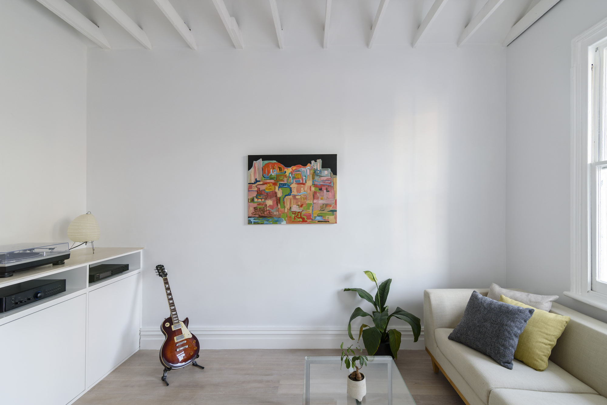 直线式灯光流转的英伦式小屋