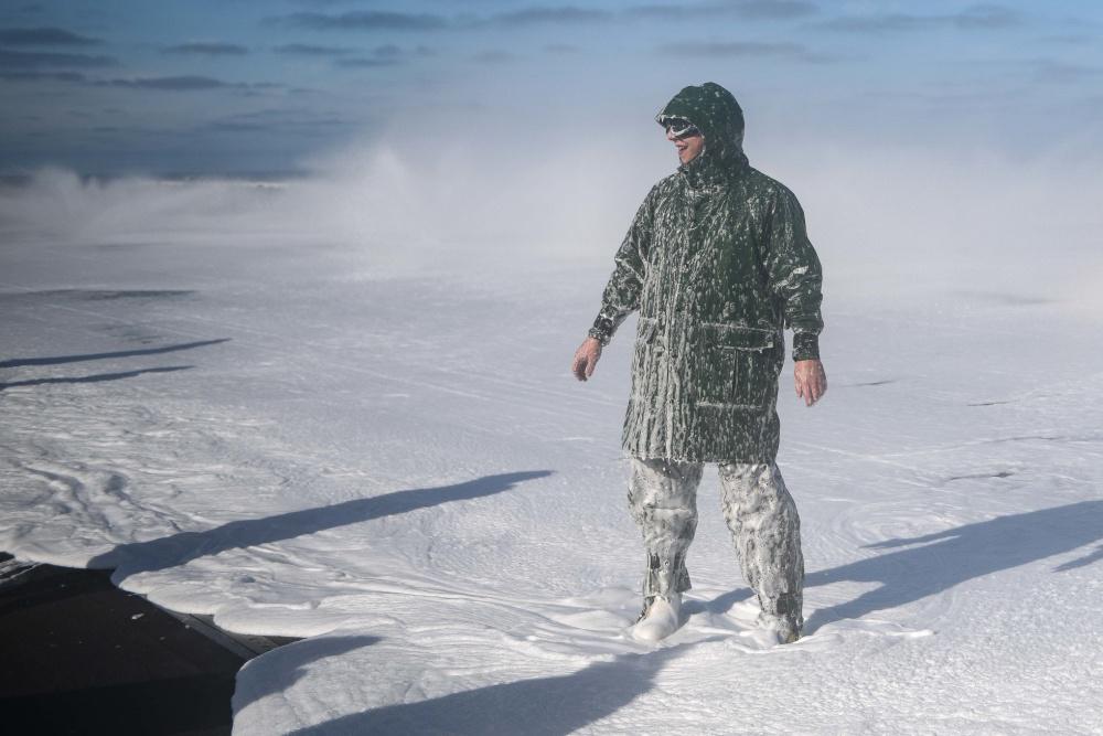 美国航母戏水,美国海军在航母上玩高台跳水游泳