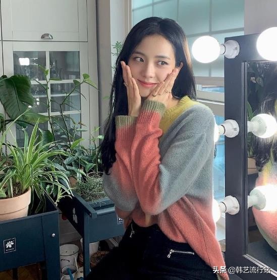 先睹为快：2021春季韩版针织衫新款在明星和模特中流行出现