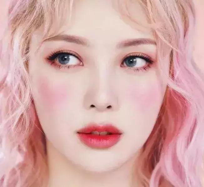 化着不适合自己的网红妆,妆感很重的网红妆