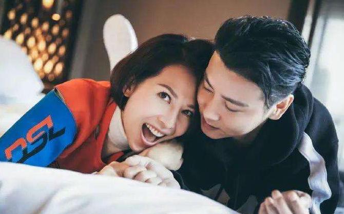 蔡少芬张晋全家福上热搜，三胎儿子“唐装”出镜，年味儿十足