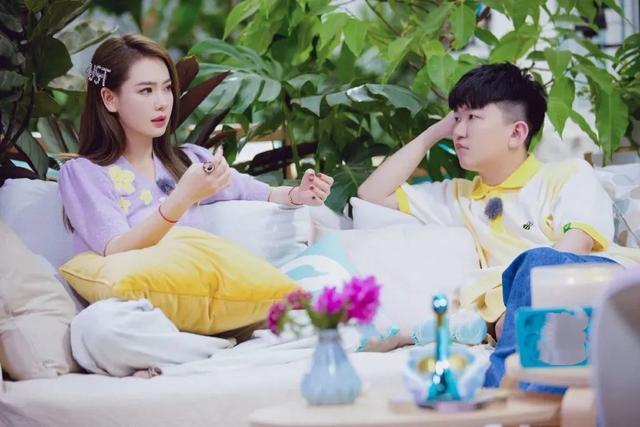 承认割双眼皮后，她又坦白自己是双性恋，与前女友的恋情浮出水面