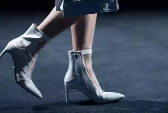 ep雅莹走秀2019,ep雅莹黑裙子