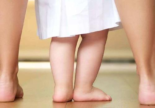 孩子为什么会脚热不爱穿袜子,孩子光脚不穿袜子好吗