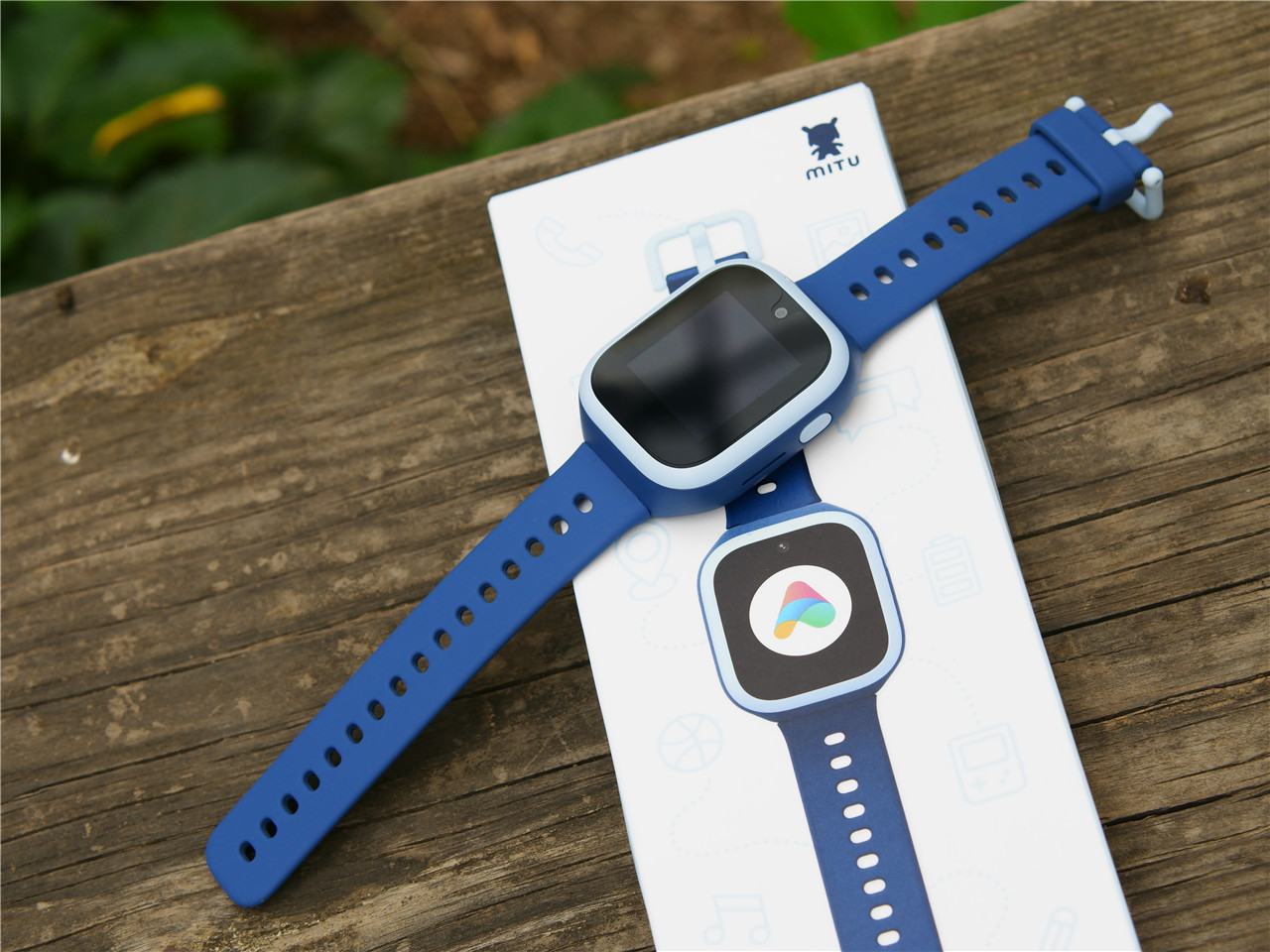 支持4G全网通米兔儿童电话手表4C八重安全定位守护更放心