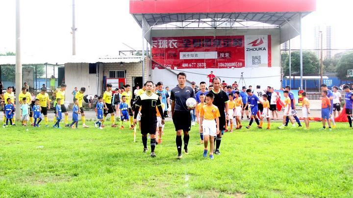 捐助大爱无疆,公益足球赛捐赠