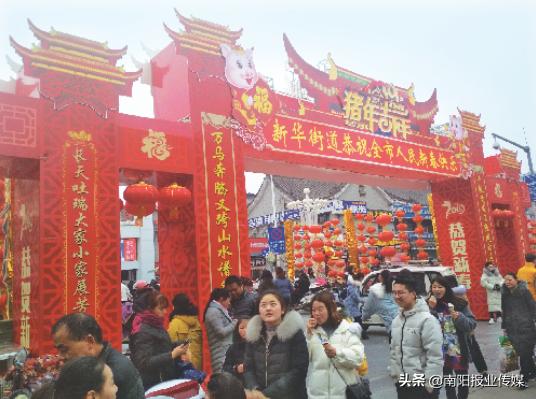 内屋贴春联,贴春联习俗言传至今