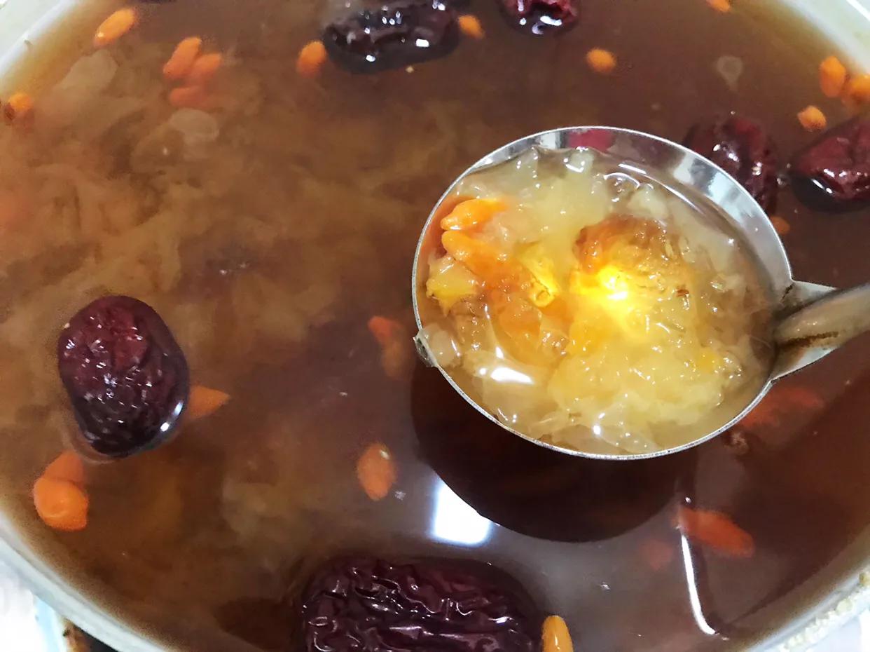 银耳羹怎么熬制好喝又营养,银耳桃胶皂角米银耳羹