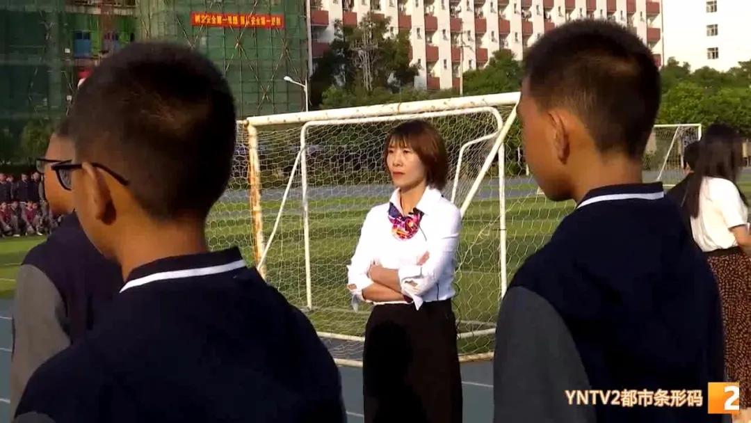 有最严厉的眼神，操最碎的心，她的这*鹰双**眼，是学生最怕的戒尺，也是最难忘的爱