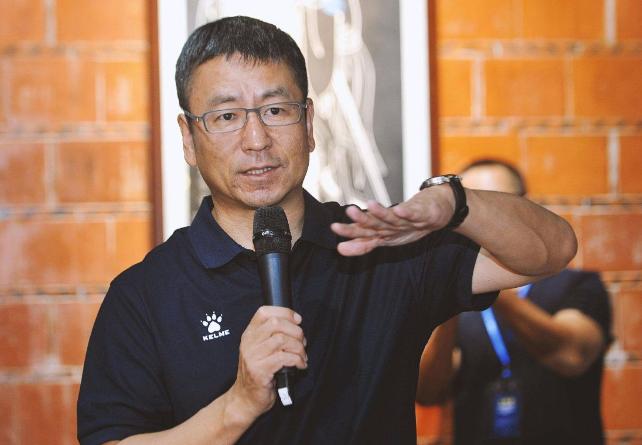 白岩松谈中国足球越位,白岩松谈二十年后中国足球原视频