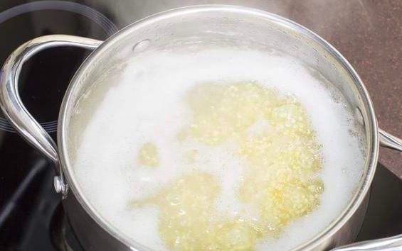 煮肉时出现的泡沫是废物还是营养,煮粥煮出来的浮沫是什么