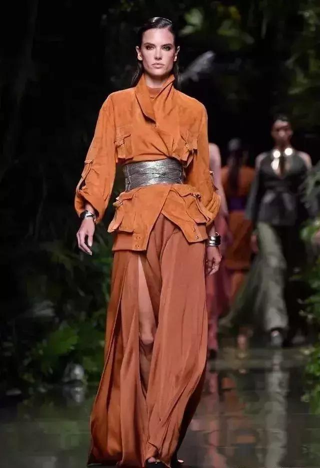 女士肤色暗黄穿什么色的衣服好,脸色发黄穿什么颜色上衣提亮肤色