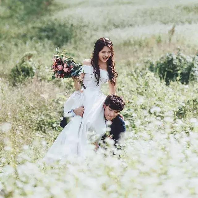 不拘泥形式的婚纱照,婚纱照小众风格这样拍也好看