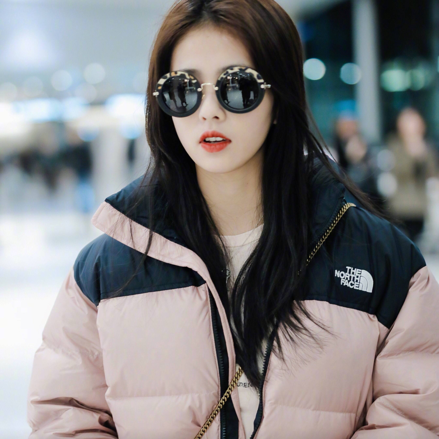 大圆脸适合戴什么款式墨镜,圆脸适合戴哪种样式的墨镜