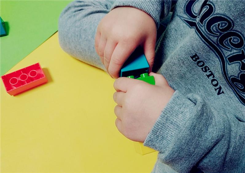 积木是每个宝宝必备的早教玩具,3-6岁大颗粒积木启蒙