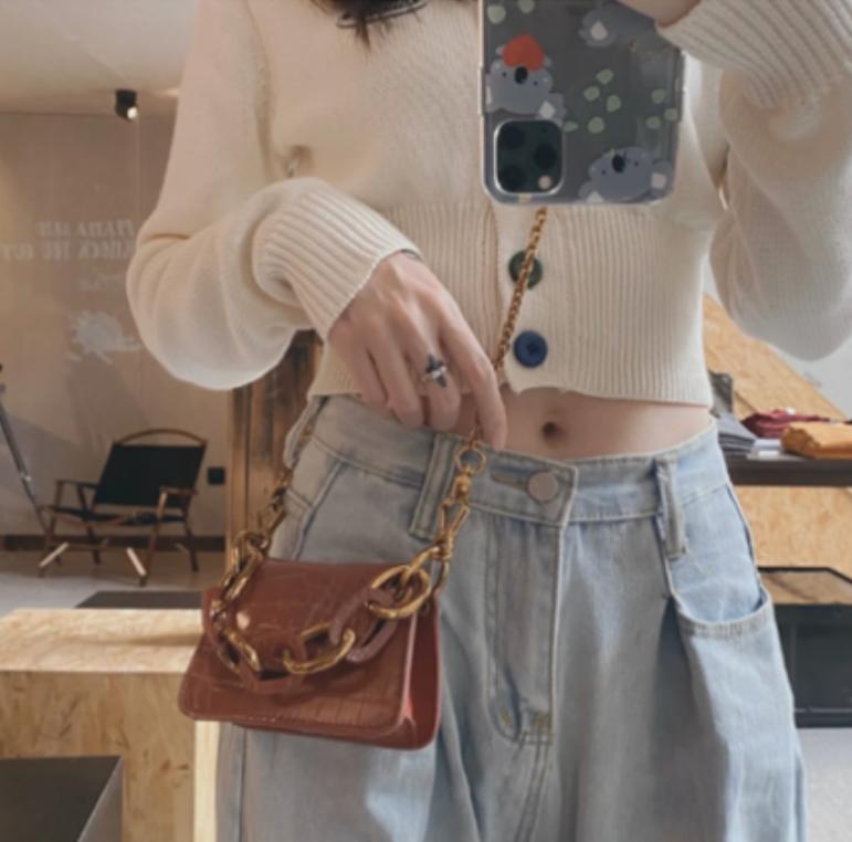 有品位的女人，搭配都会注意这个细节，时尚加倍，穿出杂志大片感