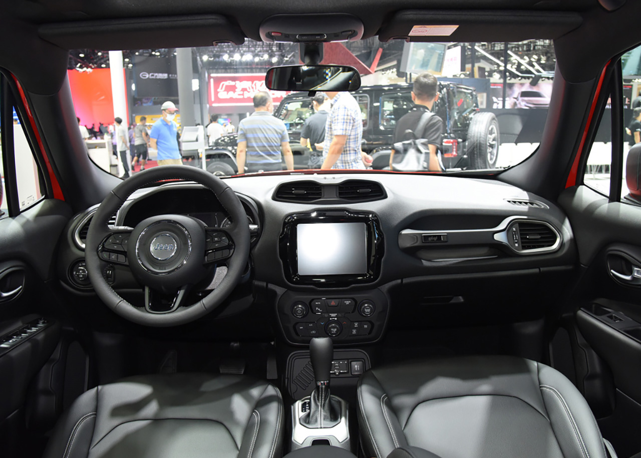 吉普自由侠还值不值得入手,适合女生的小型吉普