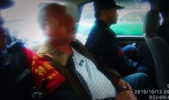 太可恶!凯里街头这对夫妻,偷滴眼药水博同情!