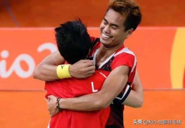 羽毛球单打和双打有什么区别,羽毛球为什么单打可以双打不行