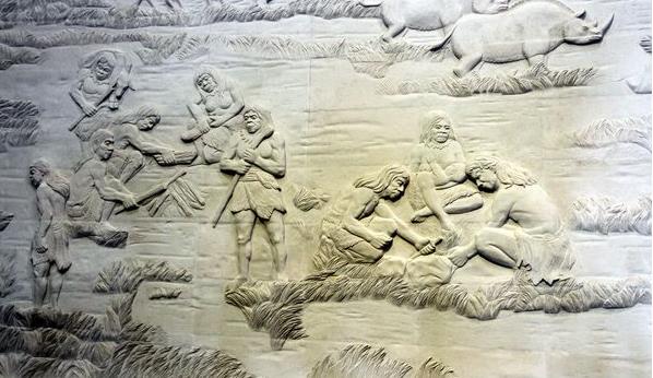 人类的祖先是怎样生活的60字,人类祖先最早发明的房子