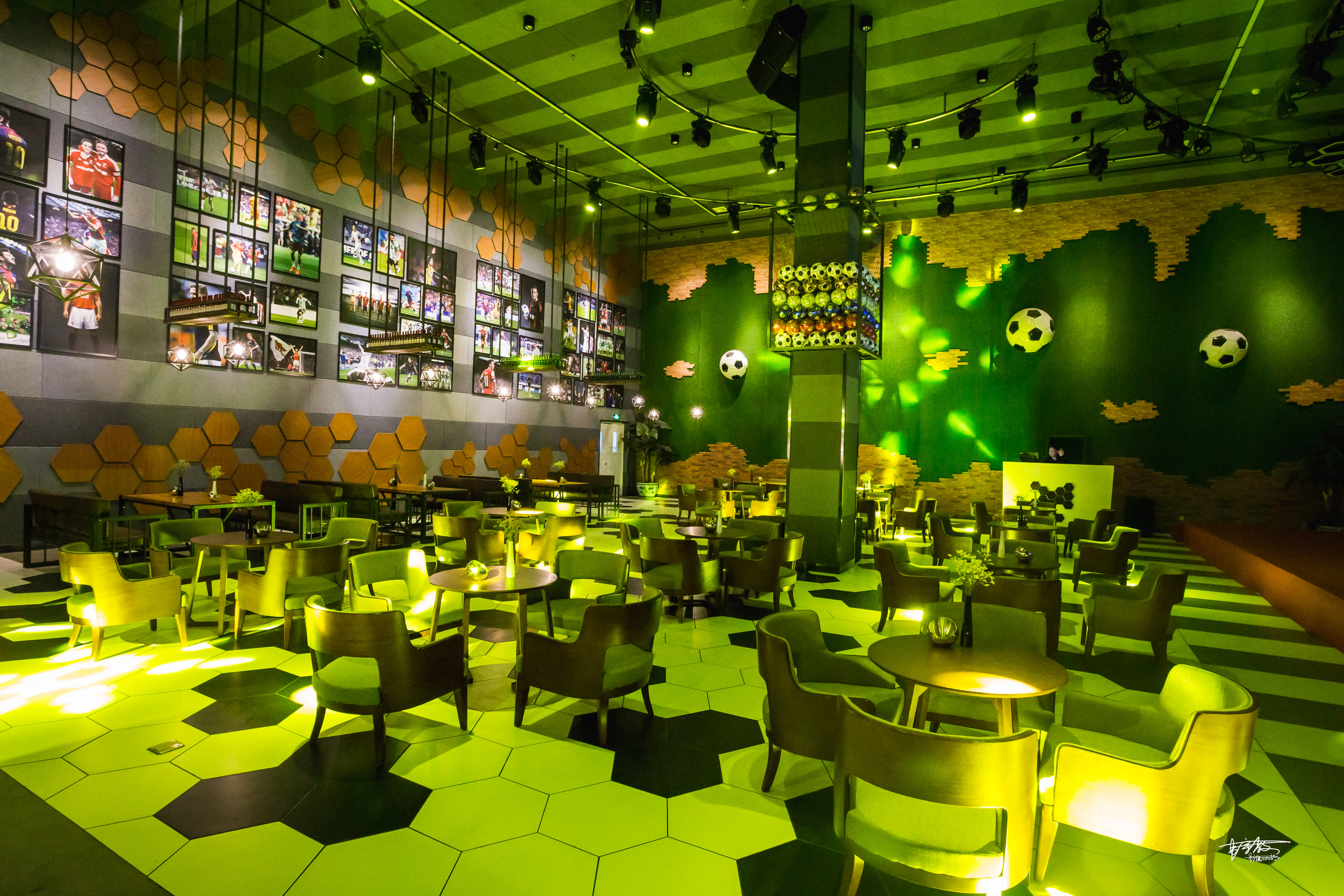 除了女人，男人的话题里，总是少不了“足球”两字