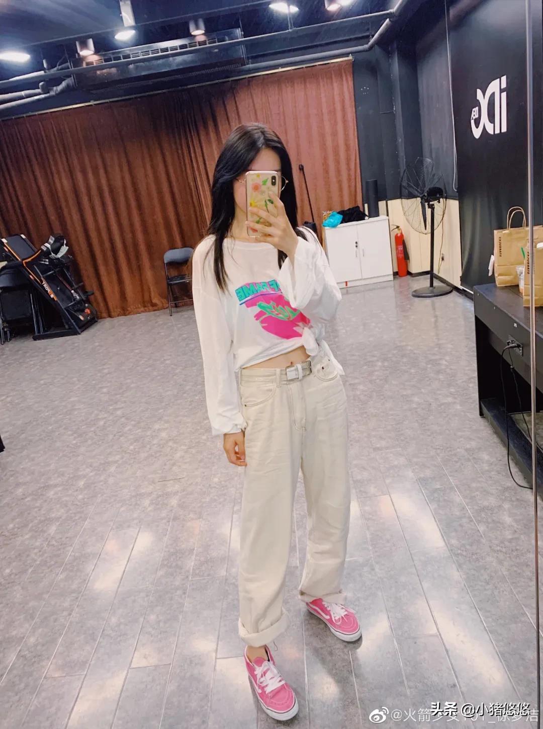 连帽卫衣白色帆布鞋高级穿搭,绿色卫衣配帆布鞋还是老爹鞋