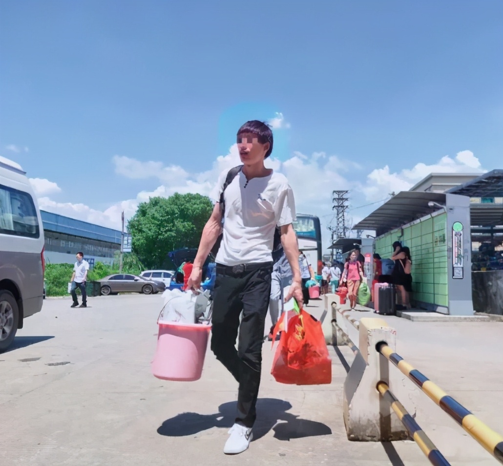 工厂上班组装苹果手机,电子厂组装iphone