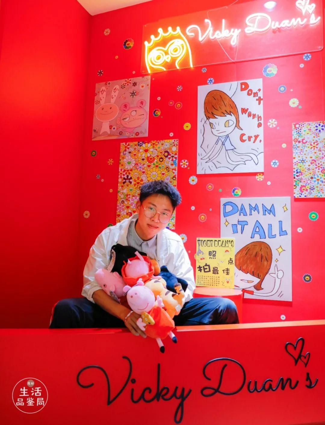 在魔都这家潮牌娃娃机店里，我竟然花了五块钱抓了个AJ