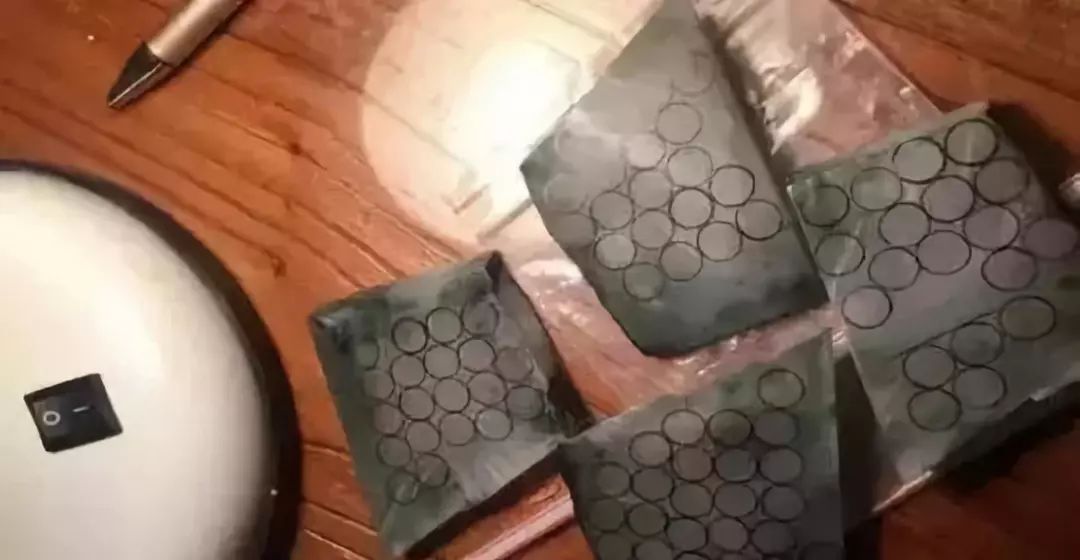 赌石切出一亿紫金石后众人傻眼,200块的赌石切出五彩翡翠