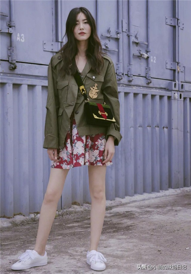 马丁靴搭配连帽风衣,冬天穿风衣千万别配两种裤子