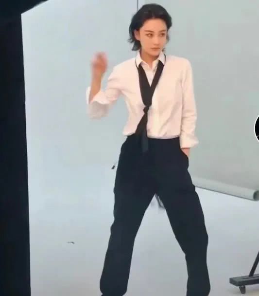 张馨予穿绿色披肩晒照显娇羞,张馨予机场秀短发后更有魅力超酷