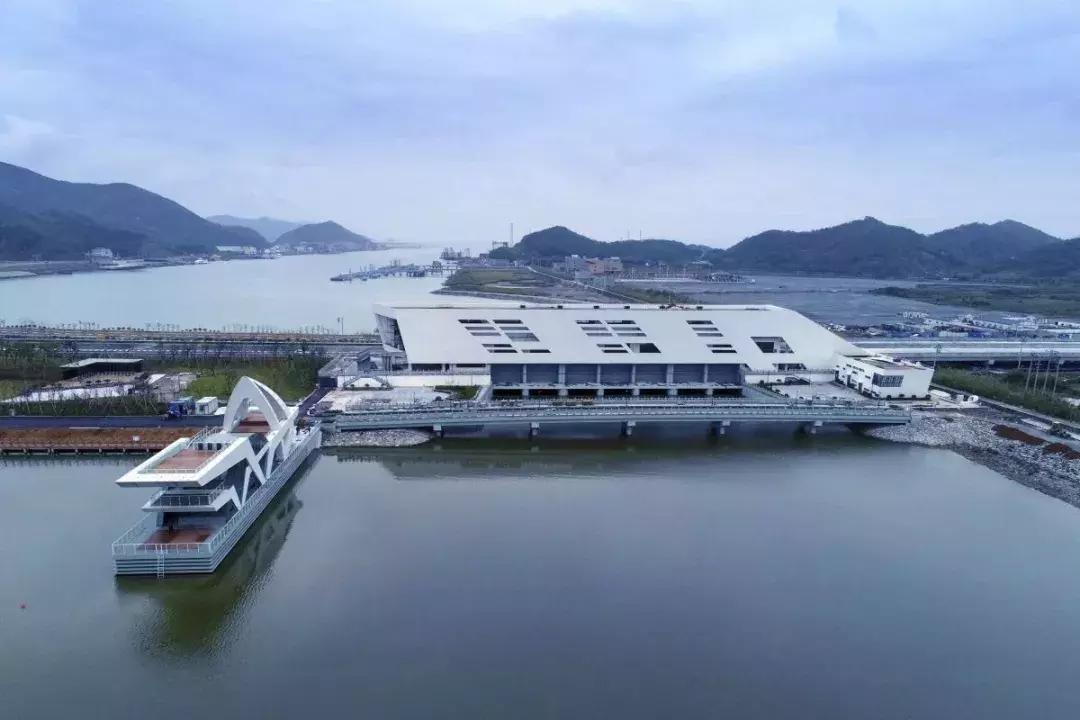 市区出发1h藏着一个“绿岛”？赛车、帆船…梅山原来如此洋气！