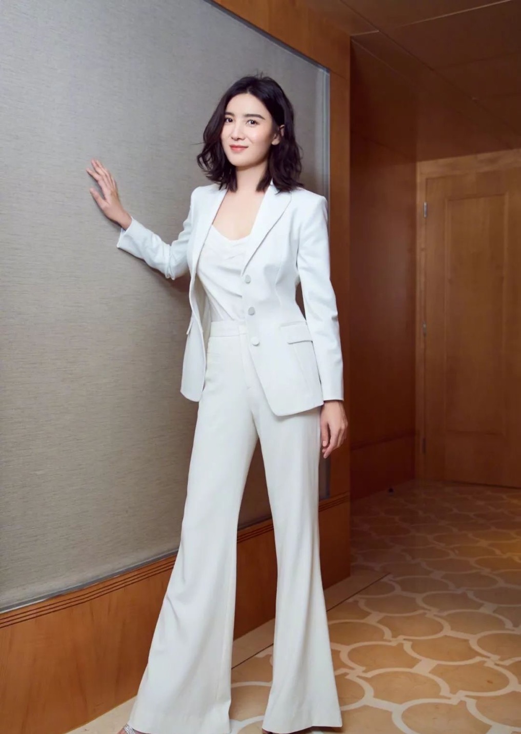 宋佳穿高级感西装,宋佳缎面西装搭皮鞋气场十足