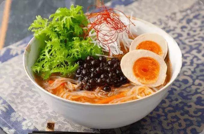 日本流行鼻孔塞珍珠自拍是什么梗？对不起，是我不懂时尚