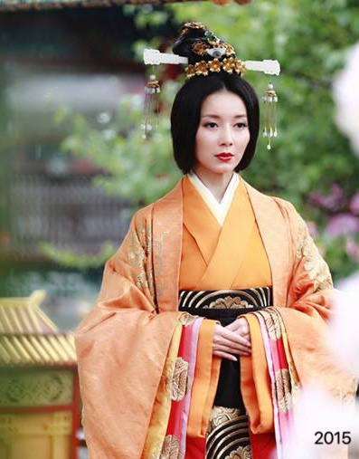 《鬓边》中爱上儿子嫁给老子的美艳新派大姐，盘点刘敏的容貌变化