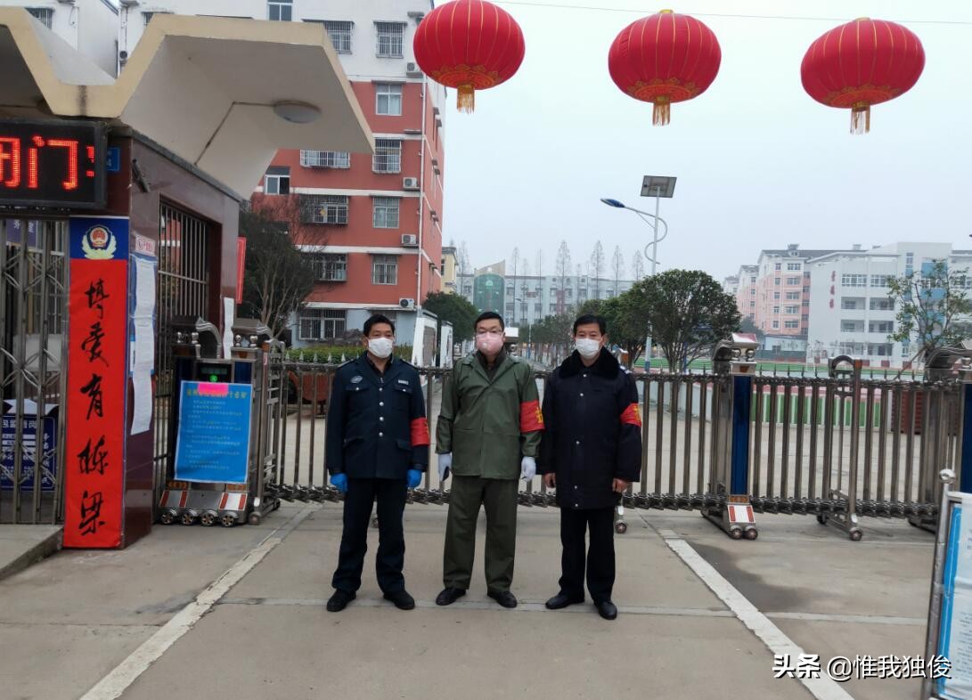 握紧拳头抗击疫情,抗击疫情小手拉大手小学生