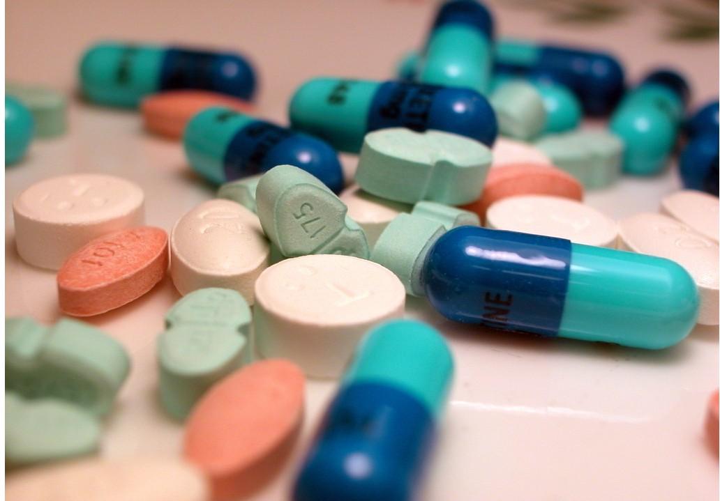 膝关节结核，是由结核杆菌引起的，主要临床表现是单侧关节发病