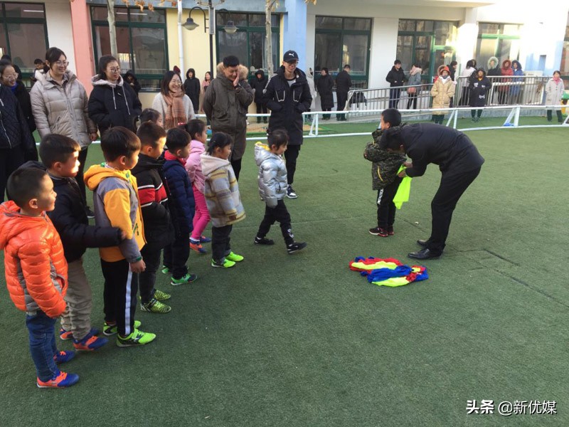 情暖寒冬关爱无限!莱西市幼儿足球教师零距离体验趣味足球公开课