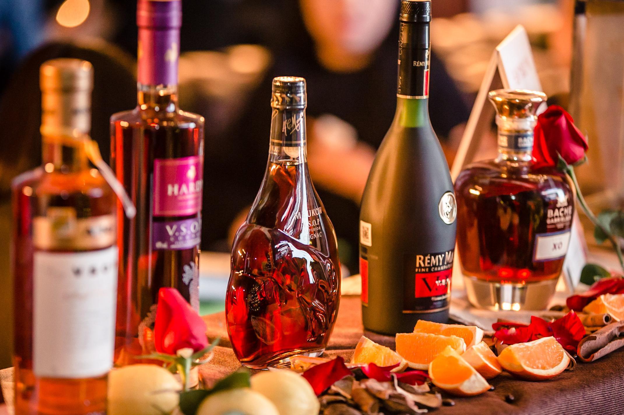 最简单实用的开红酒方法,没有开瓶器怎样开红酒最方便