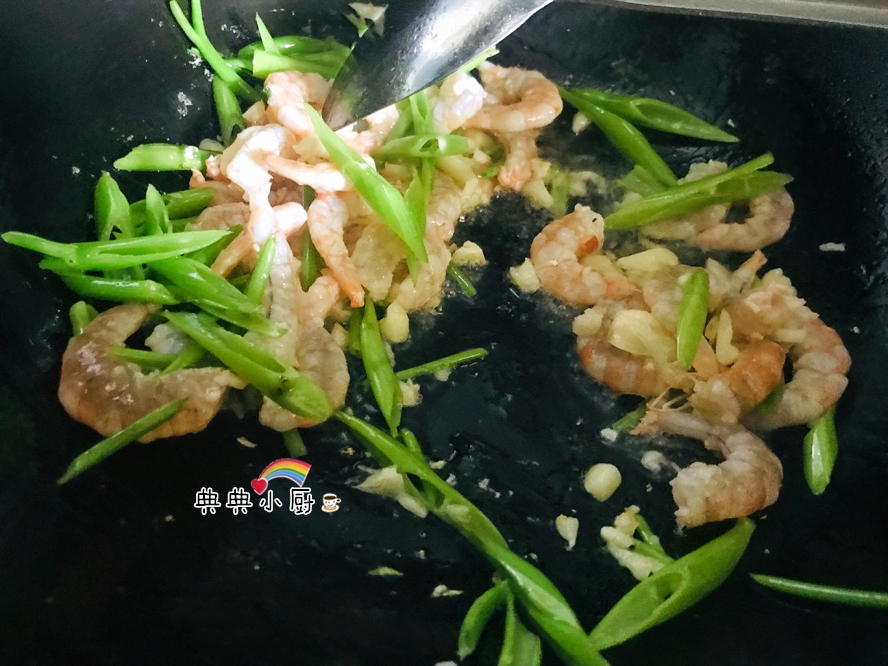 怎么做虾烧好吃又简单,这样做虾外酥里嫩全家老小都爱吃