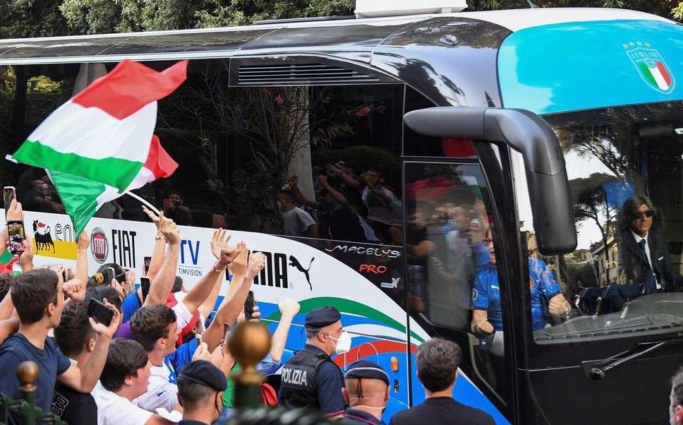 意大利带足球回家！罗马城万人空巷，基耶利尼头戴王冠